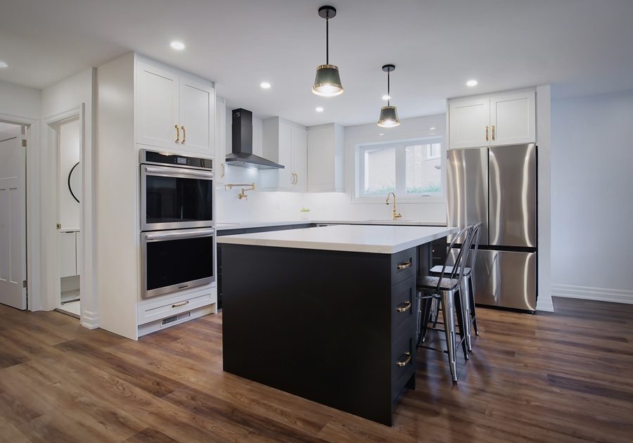 Kitchen Renovation Mississauga, black kitchen cabinets; white kitchen cabinets; gold hardware; gold faucets